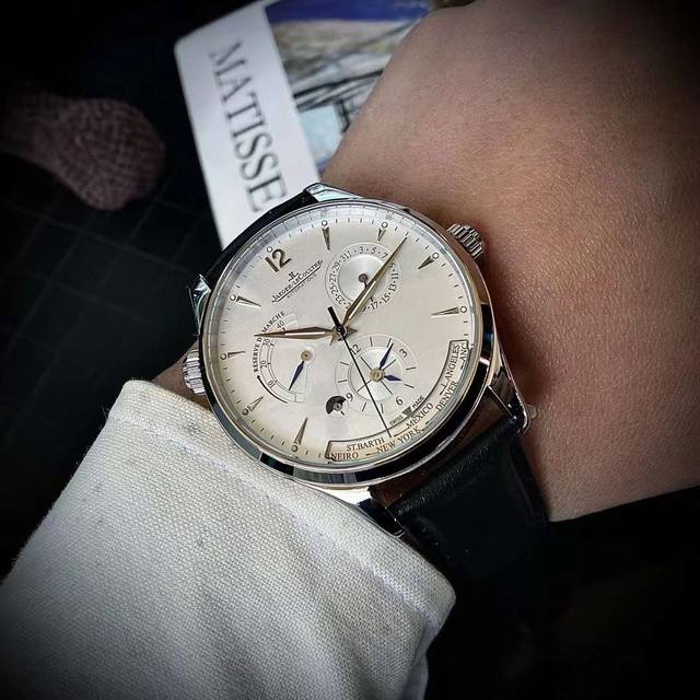 白 金2990Tw积家地理学家大师系列Q1428421 版多功能腕表 ，采用的316精钢表壳打造，42毫米的直径设计，在表盘布置上可以说是下足了功夫，拥有多项复