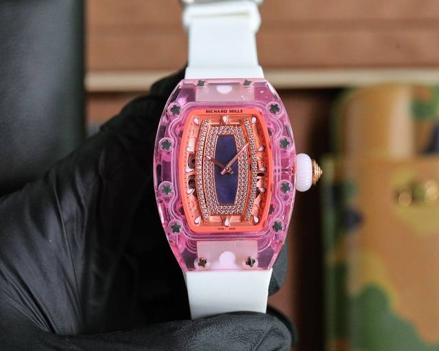 理查德米勒 Richard Mille最新推出Ladies Rm07-02pink Lady Sapphire，腕表结合了女姓化的外观和先进的技术含量。需要进行