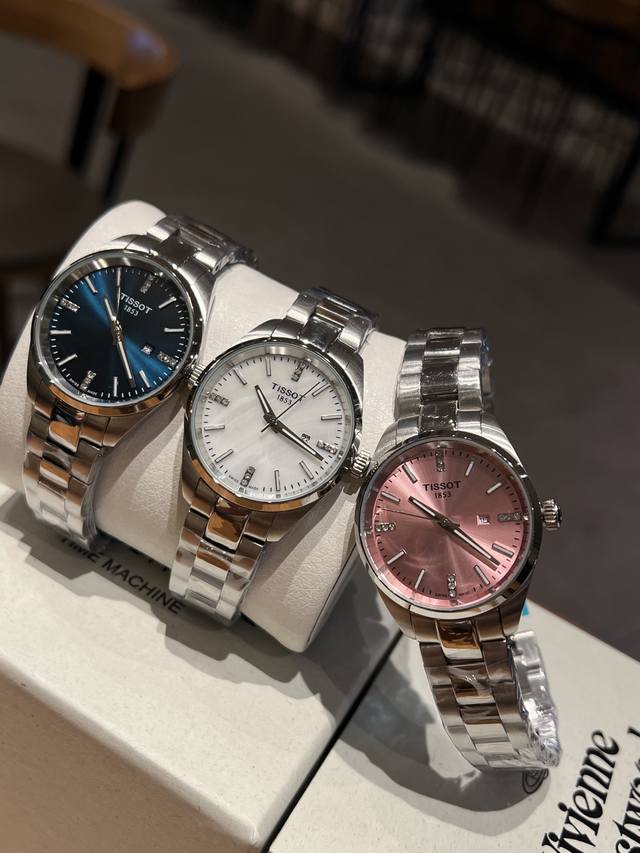 天梭pr00系列经典款首发石英女表，该系列腕表绚丽夺目，以小巧华丽的女性化圆形表壳彰显华贵。表带可作为首饰宽松的进行佩戴，令您闪耀迷人光芒，该表诠释了“可爱”一