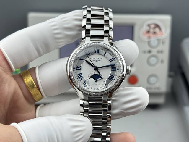 浪琴全新款心月星辰腕表 璀璨星辰，腕间永恒 让每个抬手都是高光时刻 晶莹莫桑美钻环绕表盘，如星辰坠入眼眸 白色搭配银色表盘层次分明，如同月光光晕，温和宁静，低调