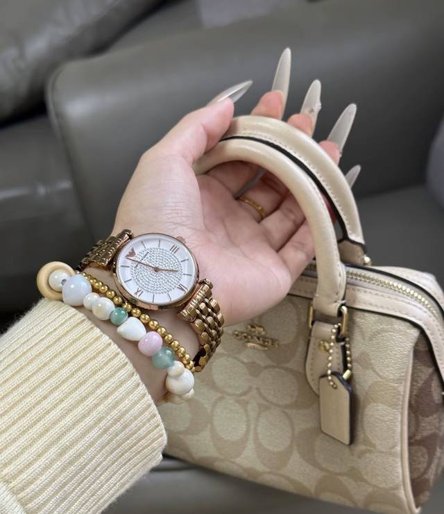 阿玛尼的满天星 很经典的款式 小砖石点缀 闪闪的 小细节做得挺到位 咱就是说，这手表我尊嘟没选错！