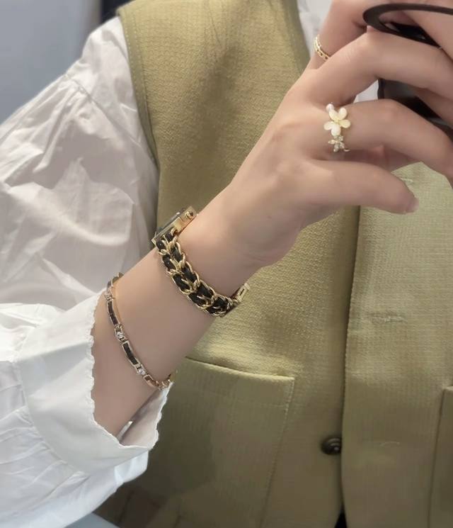 日常使用率最高的香奈儿黑金方糖手表 搭配我的穿搭真的很适配 喜欢简单穿搭加上配饰的不要错过 配饰是很重要的亮点