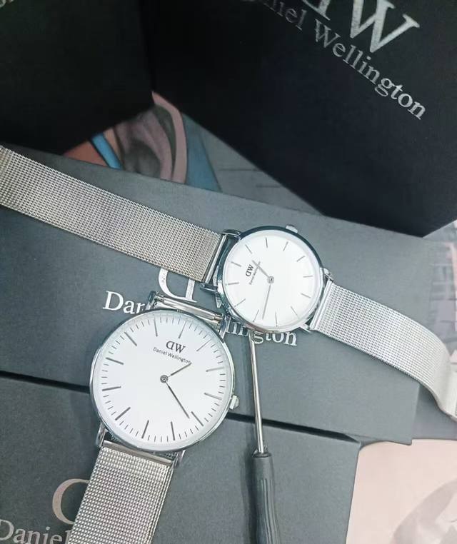 出一对男女同款的 Dw 情侣款，情侣手表， 40Mm 和 32Mm 的表盘。 全新未拆封，