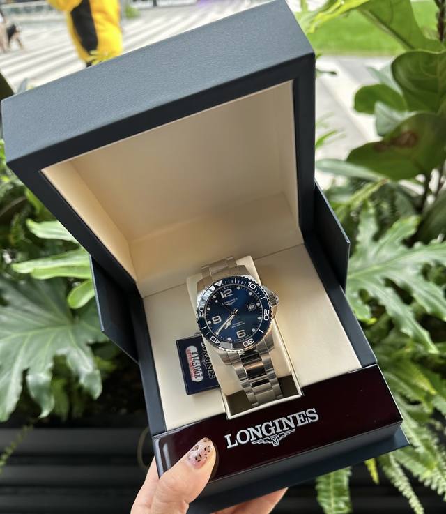 纠结半月拿下的第一块机械表，浪琴康卡斯潜水蓝盘简直长在我审美上！ 阳光下泛着金属光泽的渐变蓝太惊艳，41Mm表径戴在腕上不笨重，质感拉满还不张扬。L888机芯果