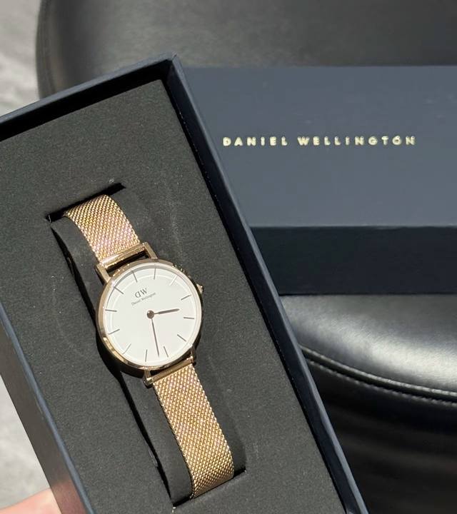 夏天到了让我看看还有谁手腕空空的 尊嘟疯狂安利Dw介块月光白手表 连戴一个月都不腻诶 因为实在是太好搭啦 各种风格的衣服都可以搭配 白色和金色的搭配尊嘟敲贵气