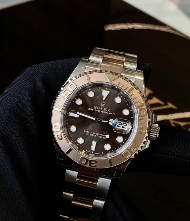 劳力士游艇名仕126621 Rolex，游艇明仕型126621-0001， 间金咖游艇，表径40毫米，巧克力色表盘， 日期显示，劳力士专柜售价:116300元