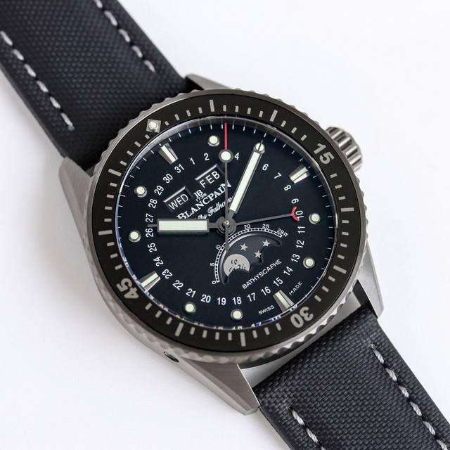 宝珀 五十寻 43.6Mm男表 Vc3 高科技缎面灰色陶瓷光泽亮丽、高硬度、不变色、不沾污、不易磨损。 表壳 牙圈对版，立体感强！永不退色，手感爽滑且不伤肌肤。