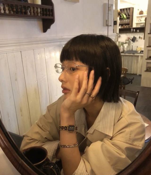 原版的Chanel方糖诞生于1987年，系列手表作为世界第一支女性腕表，这一噱头就很具有意义～ 这款是Vintage复刻版，但包装和36年前原版是一模一样。皮质