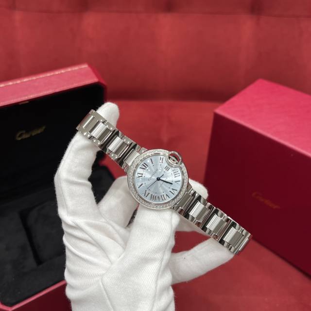 蓝气球系列W4Bb0028 冰蓝面钻圈 采用Cal.076自动上链机械机芯，电镀指针表面，整体非常光亮平整，形状上十分的规则与纤细。外壳钢带。珠光镀银罗马刻度，