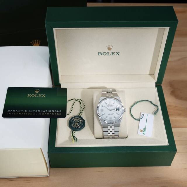 劳力士新款陆使型 40Mm Oyster perpetual Land-Dweller ，官方将其定义为“重塑现在，为未来创作奠定基础”的里程碑作品。用全新壳型