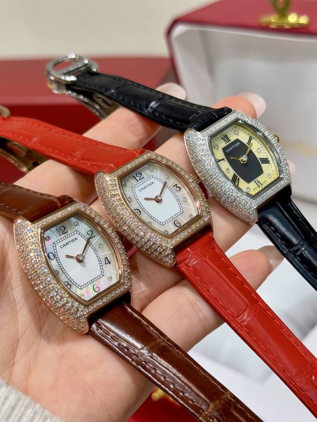 卡地亚-Cartier ，Mini Lady 酒桶型，采用原装进口瑞士石英机芯，法国蓝宝石水晶镜面，表壳镶满施华洛世奇真水钻18K金工艺，牛皮表带 ，外型精巧别