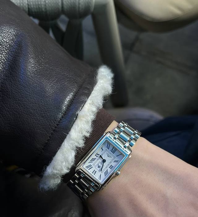 浪琴黛绰维纳小方表真的太绝了[赞R]矩形表壳，线条简洁流畅，完美诠释几何美学与女性柔美的融合[哇R]表盘内放射线条设计让表盘更富有层次美感，搭配罗马数字时标，复