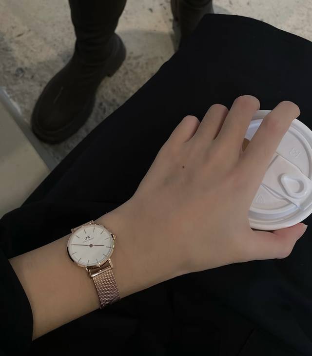 即使过了好几年，我还是觉得它不错 Dw是高中读书的时候和男朋友的第一支情侣表 即使过了好几年，还是觉得它在日常搭配中是很好的点缀。