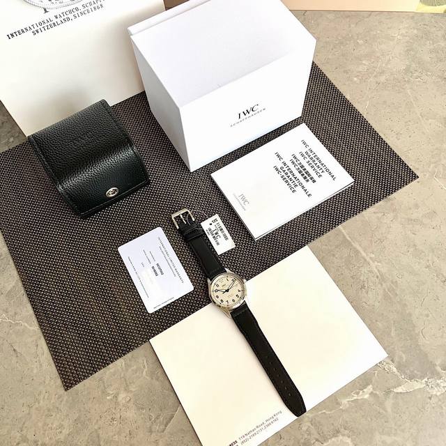硬货首发，市场独家！Iw327012表壳表带均是钛金属316L精钢打造，超轻耐磨不沾指纹，非凡工艺，让小厂知难而退！万国飞行员马克十八传承腕表，采用原装瑞士王牌