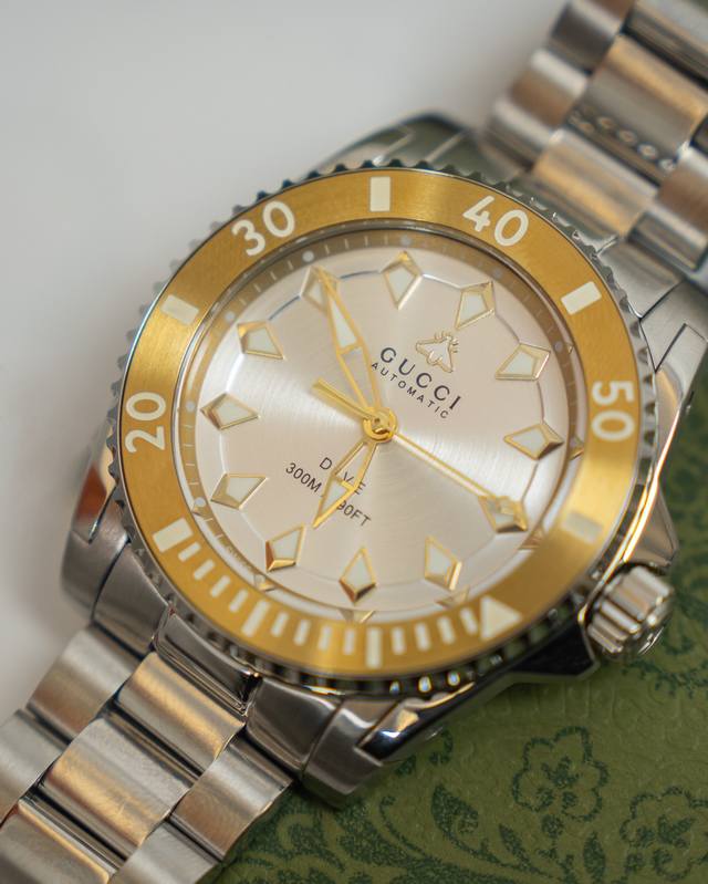 古驰 Gucci Dive 系列腕表全新亮相，男士机械表，防眩目蓝宝石玻璃，超强夜光，200M防水，316精钢表壳表带，表径~40Mm，中性款式。瑞士进口机械机