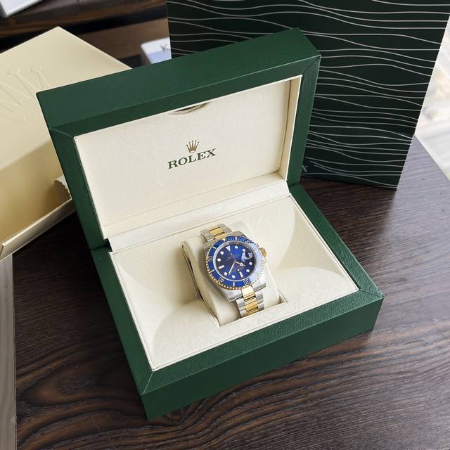 批 包金款！！ 劳力士潜航者型系列是经典腕表的典范，此款腕表黄金的高贵亮丽和不锈钢的坚固无匹合二为一，“金刚”组合使得腕表更加大气有魅力。所有的惊艳，都源自于勇