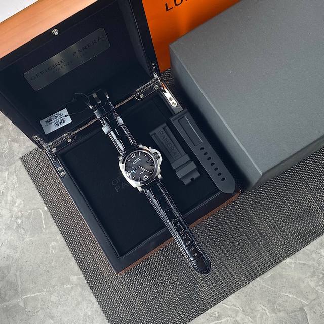 新品沛纳海 pam1365限量款！这款表盘40Mm不会太大再合适不过了，可以说是一款女款都可以佩戴的强悍风格的腕表。崭新超薄 儒雅绅士之选 面盘独特灰黑磨砂，彰