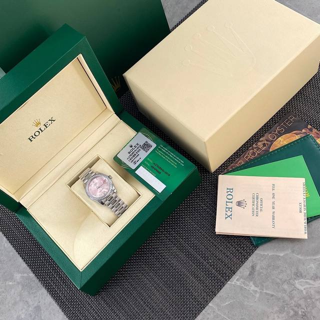 劳力士Rolex女款蚝式日志型腕表！年度最火的 冰粉盘面 表盘尺寸31毫米。采用904L不锈钢锻造，具备高抗腐蚀性。搭配劳力士定制版2236全自动机械机芯性能极