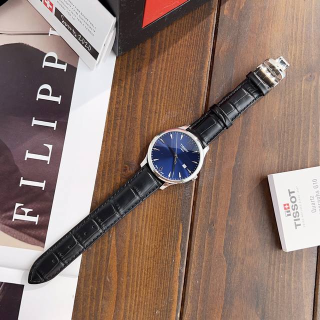 天梭T063皮带款俊雅系列，简约的表盘设计，表径42Mm，约7毫米超薄表盘，上手舒适！简单优雅的设计深受消费者喜爱，原装瑞士Eta石英机芯，稳定性毋庸置疑，蓝宝