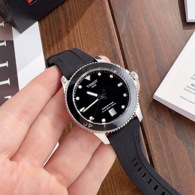 新款！新款！新款！硅胶带款 天梭海星1000系列石英腕表，T120.410黑搪瓷面金钉，字面钉和针夜光使用瑞士超强夜光，非市面普通夜光效果。圈口搭配黑玻璃圈口电