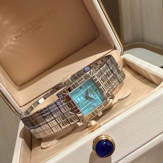 金 Versace Mosaic 系列 范思哲 2025 秋冬新款系列 以古典世界为灵感来源 融合马赛克图案和现代设计 呈现出成熟典雅且富有视觉张力的造型 表盘