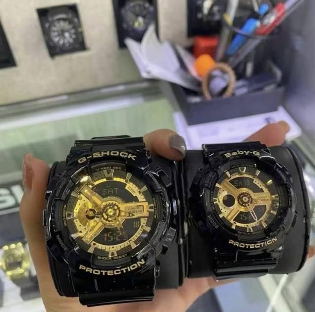 卡西欧 表盘直径大号53Mm，#G-Shock回头率爆表，那机芯绝对是进口，表带树脂的，防震度极高，三度防水而且防磁，指南针，秒表 精确到11000秒 温度计，