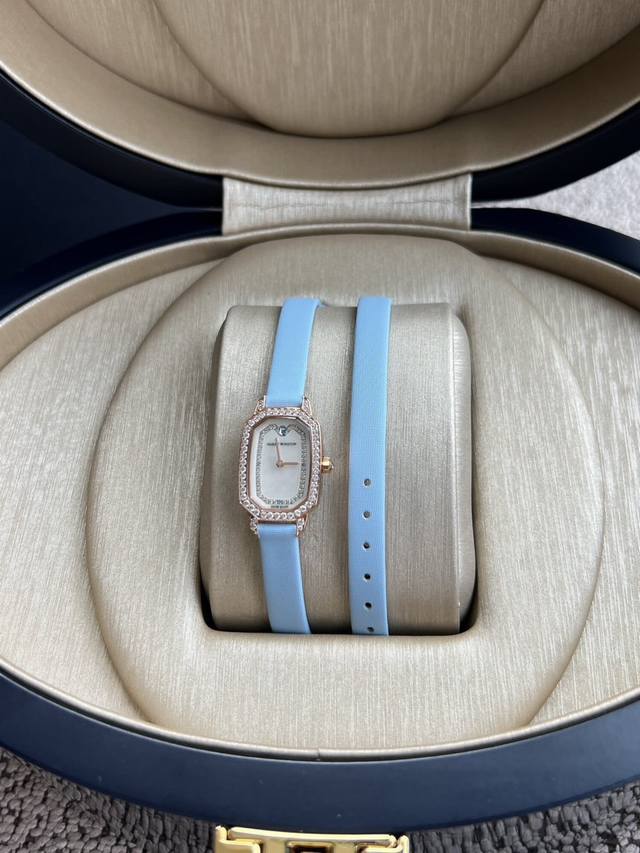 海瑞温斯顿 Harry Winston 印记 Emerald系列腕表 缤纷时光 因你而定格 缎面双圈表带将旑旎风情缠绕腕间 与耀眼钻石和珍珠贝母 共绽柔美光彩