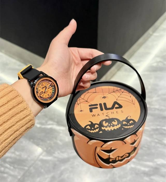 Fila 正品 正品 正品 敲适合送人的万圣节礼物 就是Fila 的小橙表 我还蛮喜欢这个橙黑配色的 表盘里面也是南瓜小鬼 除了适合万圣节的穿搭 日常通勤戴也蛮