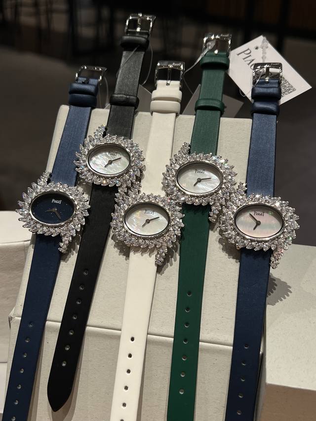 伯爵-piaget 全新高级珠宝系列，18K白金.玫瑰金，镶饰马眼型切割美钻 约3.84克拉 是高级珠宝制作的一大挑战；钻石散发的耀眼光芒，采用米兰编织网带时尚