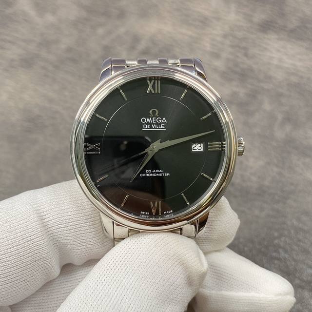 欧米茄蝶飞系列腕表。优雅纤薄的外表，搭配简约大方的设计，完美诠释原装优雅商务的经典魅力。腕表尺寸39.5毫米X10毫米。字面刻度和指针全部继承原厂工艺，先精磨抛