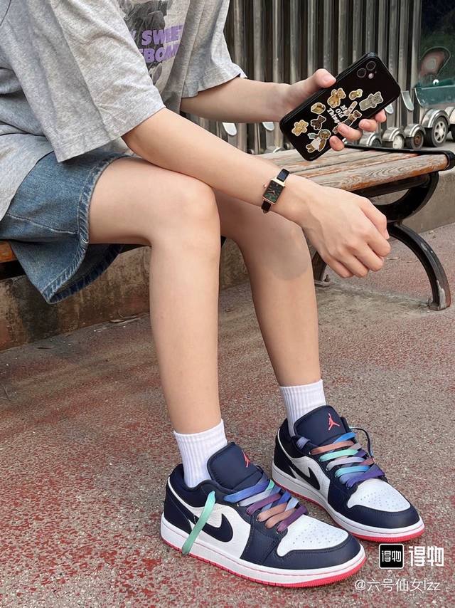 火热全网的爆款方糖小绿表 Lolarose专注女性腕表的设计，致力于宝石与腕表的结合，旗下每一款手表的设计灵感都源自于宝石。这款小绿表就是源自于孔雀石，表盘里的