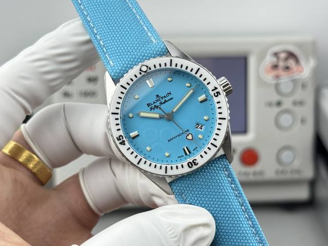 宝珀-38Mm五十寻5100-1130系列 [官方尺寸38Mm] 高科技缎面陶瓷光泽亮丽、高硬度、不变色、不沾污、不易磨损。 表壳 牙圈对版，立体感强！永不退色