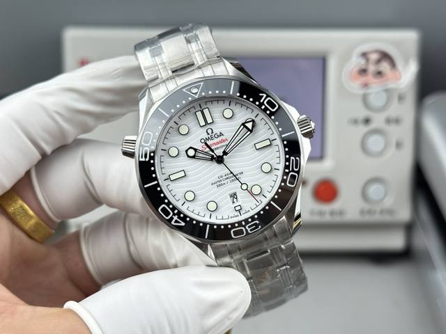 白 -金 Or-Factoy将开启复刻传奇的篇章。 这一前沿风尚的欧米茄海马300米系列腕表，采用进口316L精钢打造而成，表圈采用韩国高密度陶瓷，饰以白色珐琅