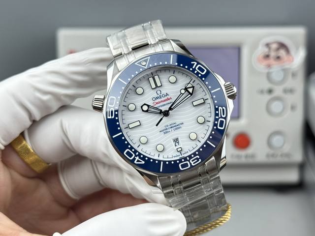 白 -金 Or-Factoy将开启复刻传奇的篇章。 这一前沿风尚的欧米茄海马300米系列腕表，采用进口316L精钢打造而成，表圈采用韩国高密度陶瓷，饰以白色珐琅