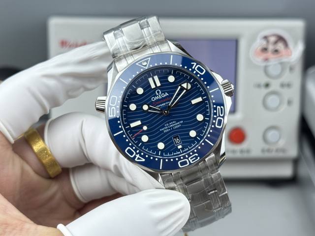 白 -金 Or-Factoy将开启复刻传奇的篇章。 这一前沿风尚的欧米茄海马300米系列腕表，采用进口316L精钢打造而成，表圈采用韩国高密度陶瓷，饰以白色珐琅