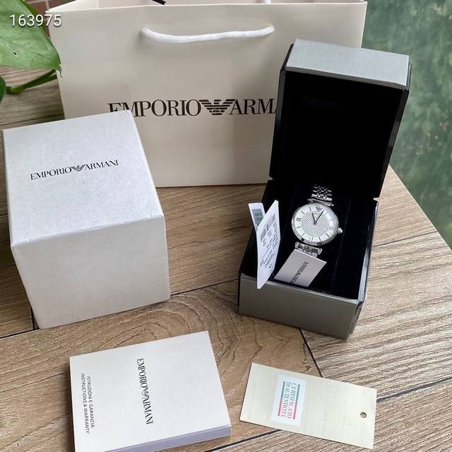 原单 ，Armani 阿玛尼满天星女士手表型号Ar1925 满天星！表盘直径32Mm 316精钢表带。阿玛尼满天星的钻采用进口施华洛世奇水晶钻，普钻的直径p p