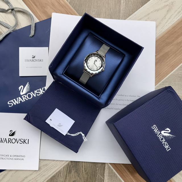 专柜最新款！Swarovski施华洛世奇Octea Nova系列石英腕表，表盘颜色青春靓丽，蜥蜴纹的意大利小牛皮表带，与太阳纹表盘颜色交相呼应，灵动跃然而出，展