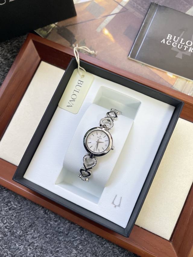 Bulova宝路华手表女 96X114 水晶心形手链表 宝路华以精准优雅著称是高端腕表经典之选 Bulova这款女士腕表 细带小巧气质小表盘 石英表 风靡欧美