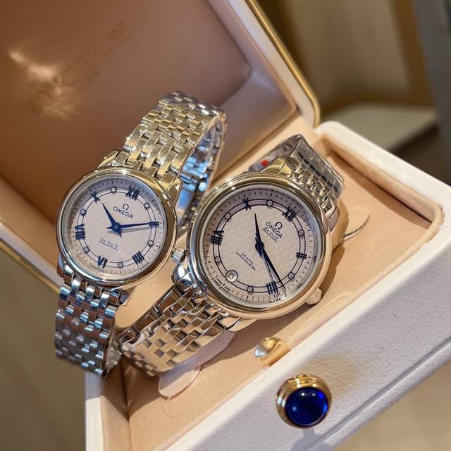 台湾厂 搭配红色包装礼品袋欧米茄蝶飞石英系列腕表 腕表女装尺寸27.4Mm 男装33Mm 进口瑞士石英机芯 316精钢表壳 防刮花玻璃 认证细节：原装表扣 别具