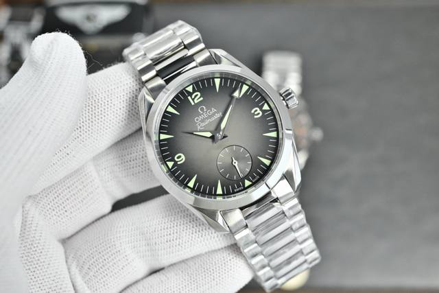 大三针，皮带 -钢带 两针半，皮带 -钢带2210 2025年度秋冬新品，欧米茄-海马全新“铁霸”腕表小秒针款，米色渐变表盘上数字和刻度时标覆有复古色调的Sup