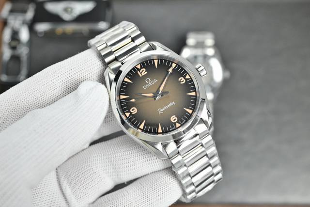 大三针，皮带 -钢带 两针半，皮带 -钢带2210 2025 新款欧米茄 Railmaster 铁霸腕表采用了与海马系列 Aqua Terra 相同的 38 毫