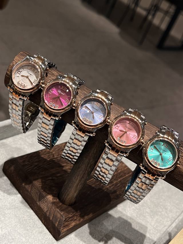 尺寸分别 30 33 36 萧邦Chopard 灵动快乐钻，会跳舞的腕表，闪耀你的每一天！彩色多巴胺表盘搭配白钢质感，可盐可甜，戴上它，快乐如钻石般闪耀！看腻了