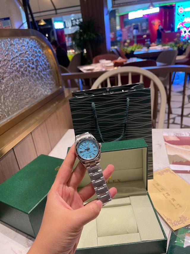 劳力S蚝动新款来啦糖果盘色，每一只都那么漂亮迷人，再也不是想象中的老气做派 36Mm款式在表盘颜色更能抓人眼球！独具活力的配色让新蚝式恒动更有时尚年轻的气息，变