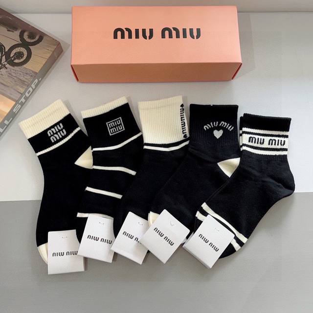 Packaged with 5 pairs per box. Miu Miu high-quality super popular mid-calf sock
