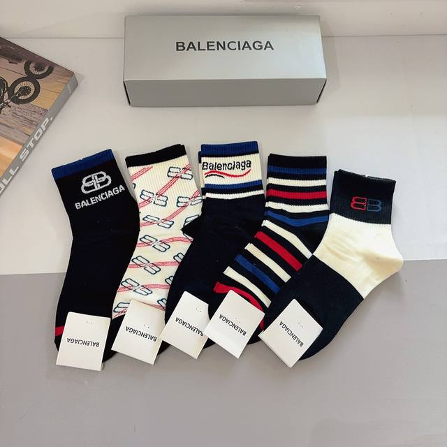 5 pairs per box with packaging. Balenciaga new mid-calf socks, a must-have for