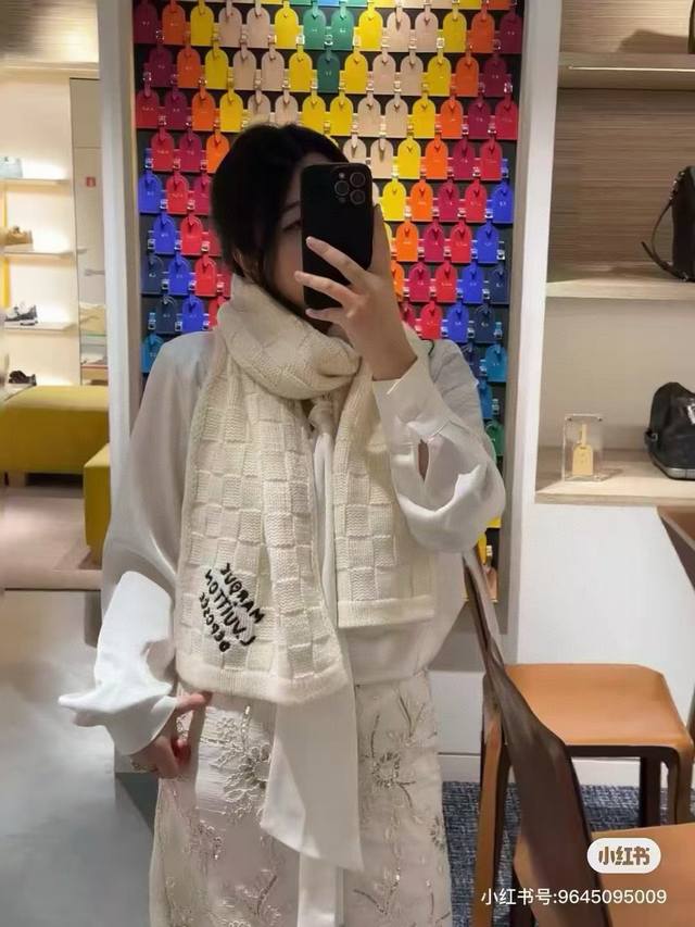 The Damier Snug scarf features a textured wool knit, with an elegant hue infuse