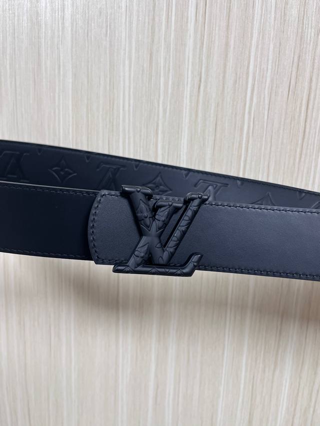 4.0mm wide double-sided imported cowhide leather, embossed, paired with a premi