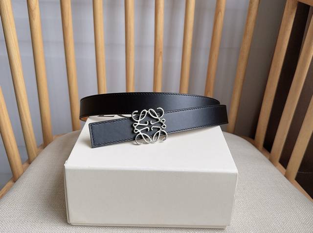 Loewe's latest waist belt, same style as in boutiques: 2.8cm wide. Made of smoot