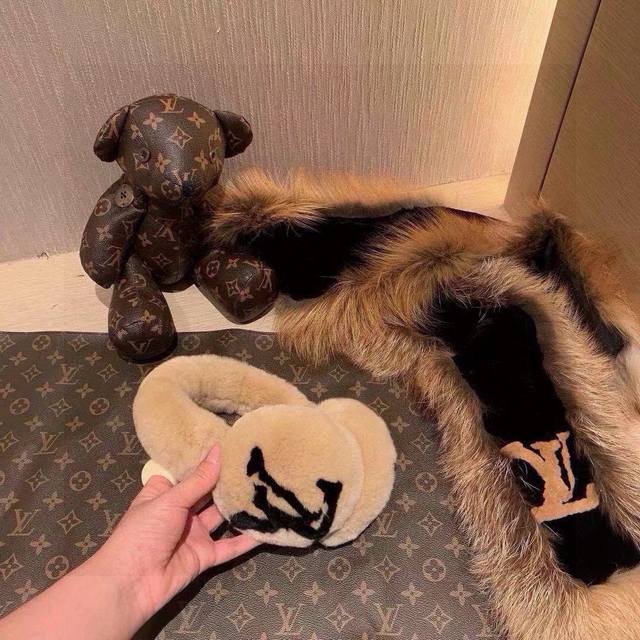 A must-have! A must-have for everyone! A celebrity favorite! Louis Vuitton ski