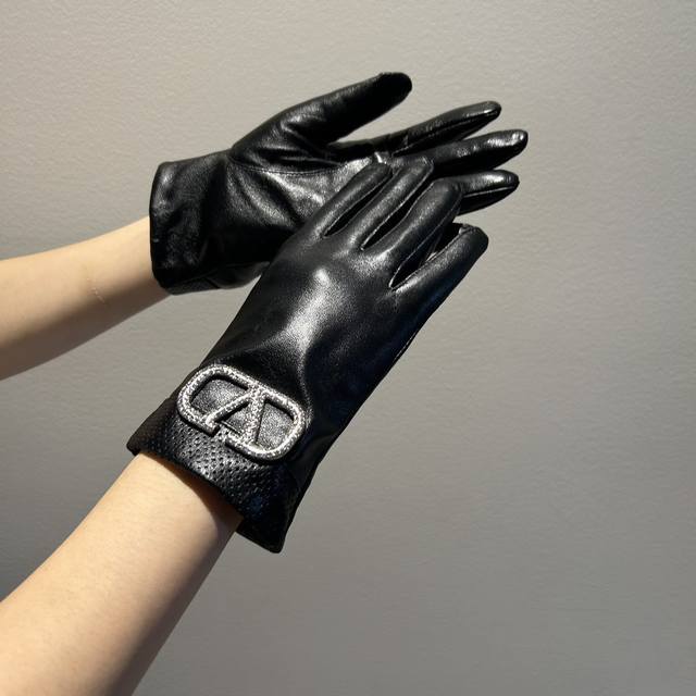 2025 New Exclusive First Release Valentino Mink Fur Edge Touchscreen Women's Glo